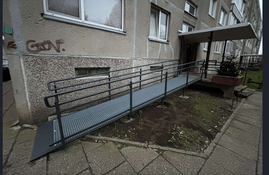 Ilga rampa su dviejų aukščių turėklais, dažyta milteliniu būdu
