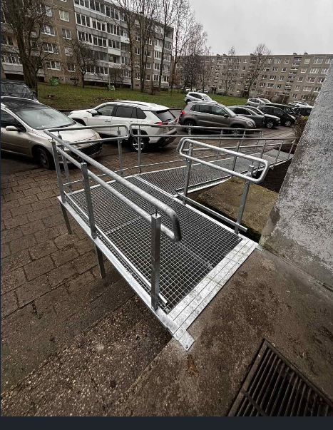 Užvažiavimas su apsauginiais borteliais prie laiptų