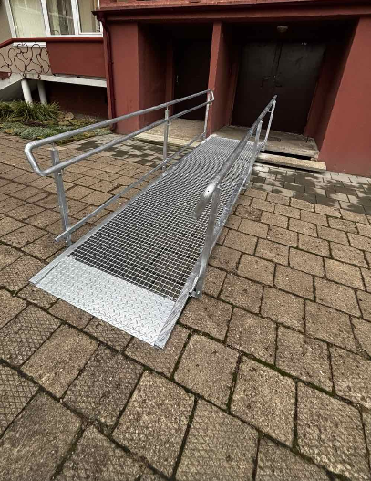 Rampa su rievėtu plieno pradžios lakštu